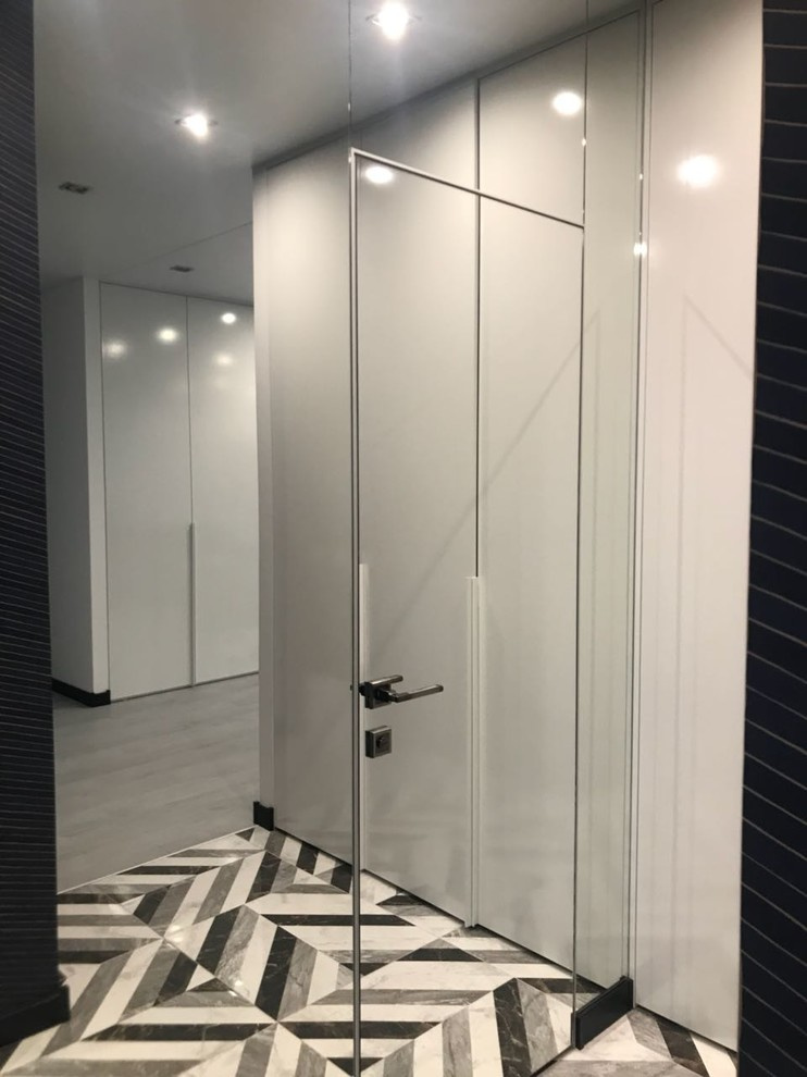 Зеркальная скрытая дверь