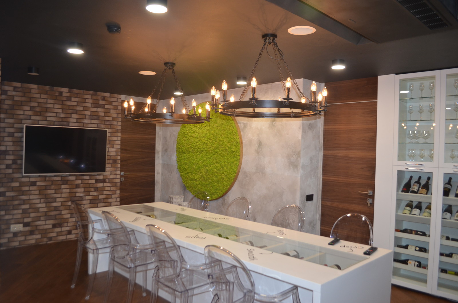 Обложка проекта: Скрытый двери в натуральном шпоне