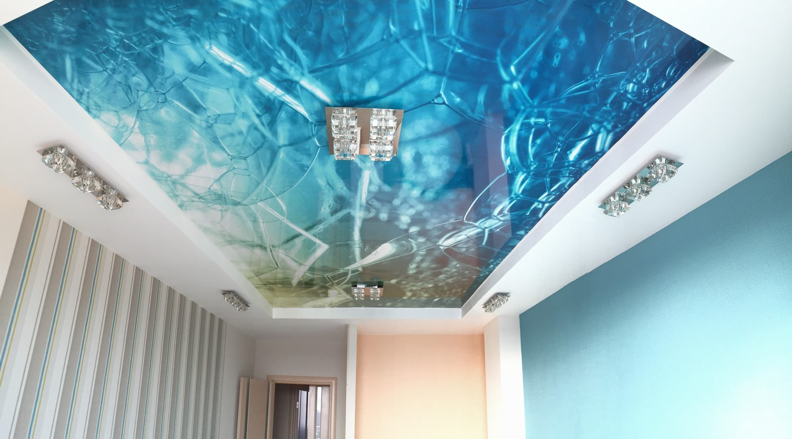 Обложка проекта: Натяжной потолок с фотопечатью в квартире