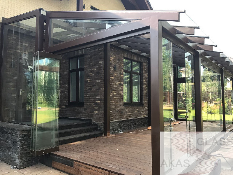 Безрамное остекление террасы и крыши коттеджа