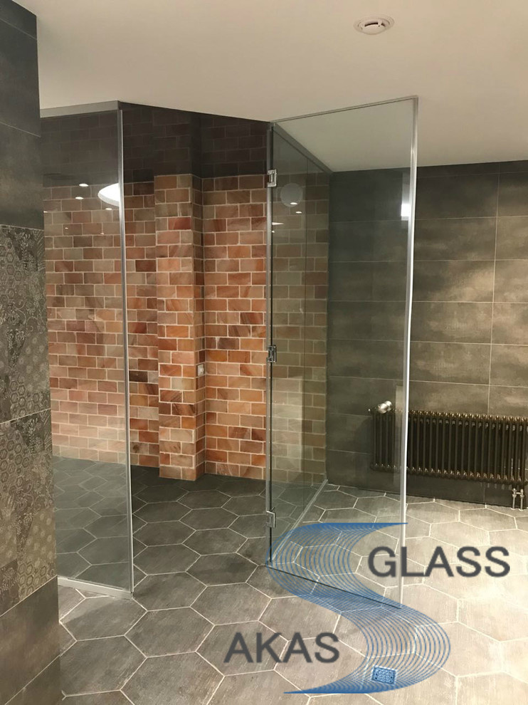 Стеклянные душевые кабины