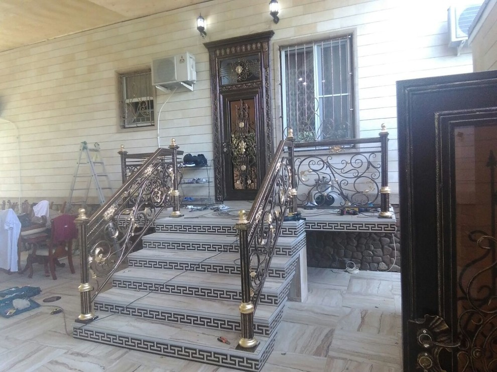 Обложка проекта: Дворцовая дверь в коттедж