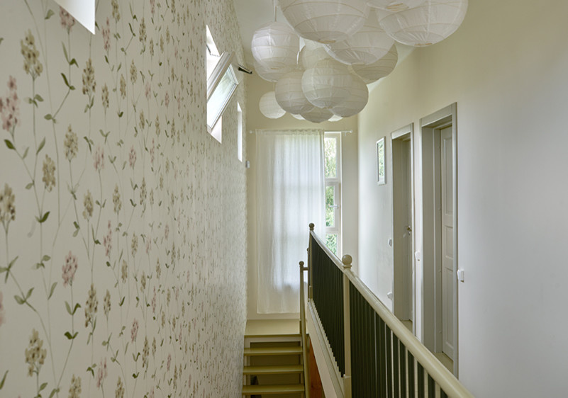 Дача с оранжевыми дверями