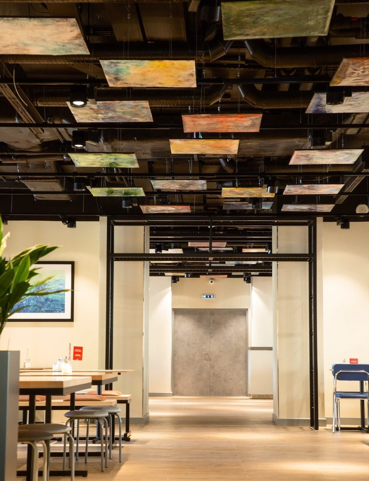 Потолок отеля Meininger.