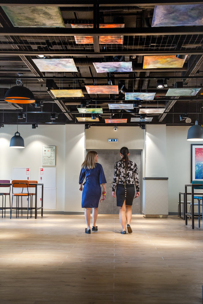 Потолок отеля Meininger.