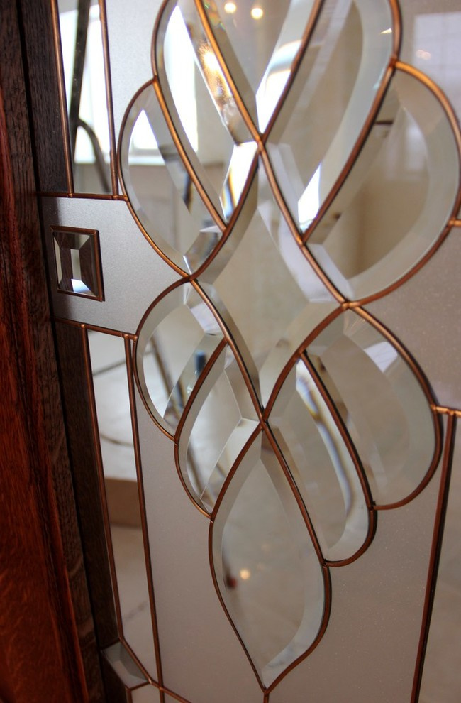 Фрагмент витража межкомнатной дубовой двери со стеклянным декором