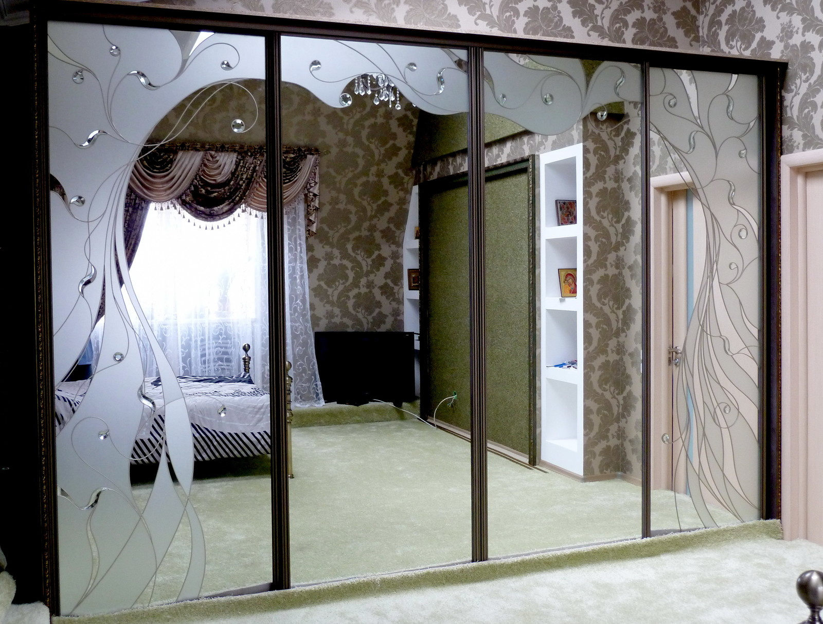 Витражи на зеркалах шкафов-купе