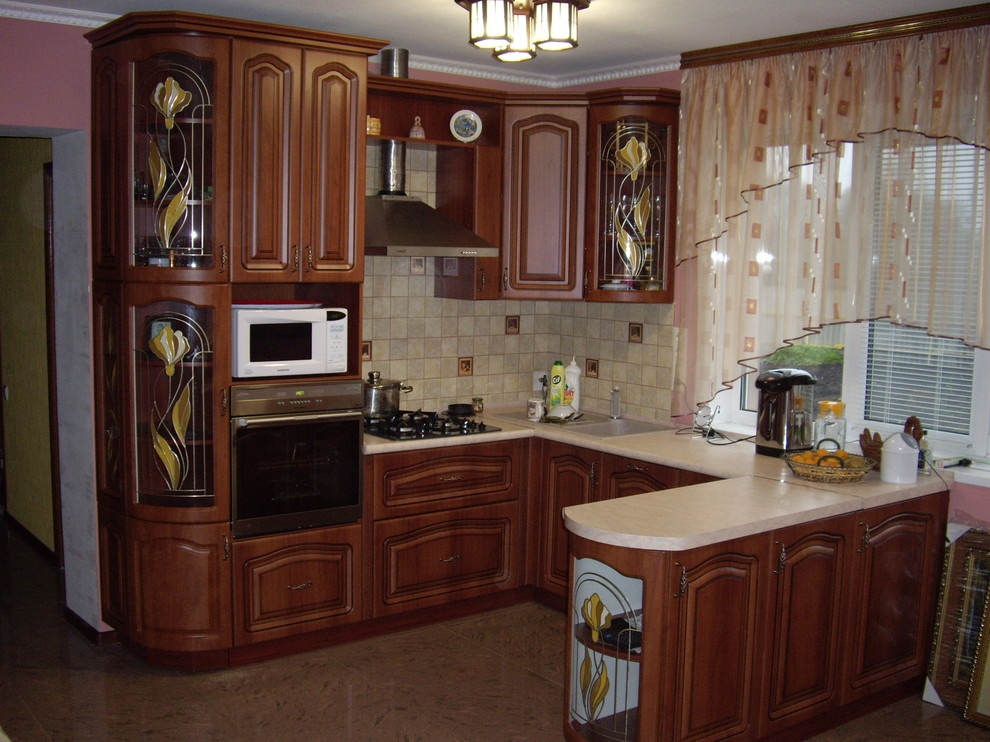 Витражи в кухонных фасадах