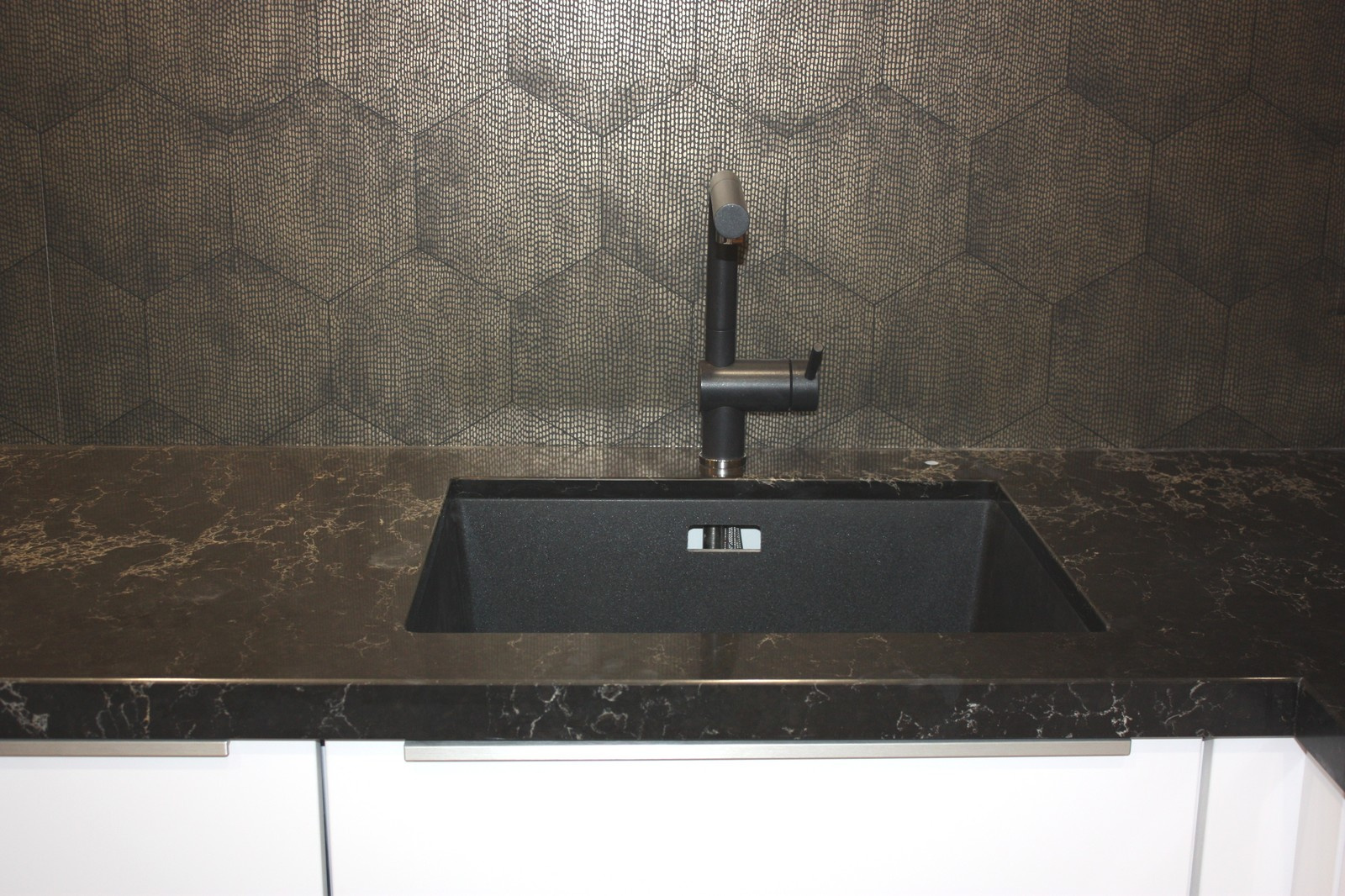 Столешница из кварцевого агломерата Caesarstone с подстольной мойкой