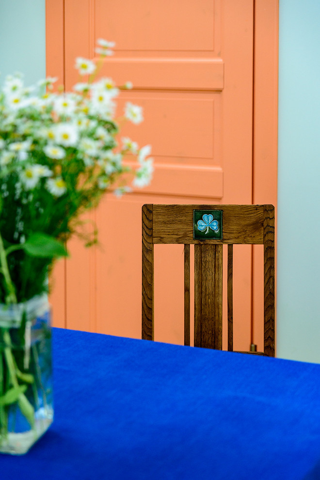 Дача с оранжевыми дверями