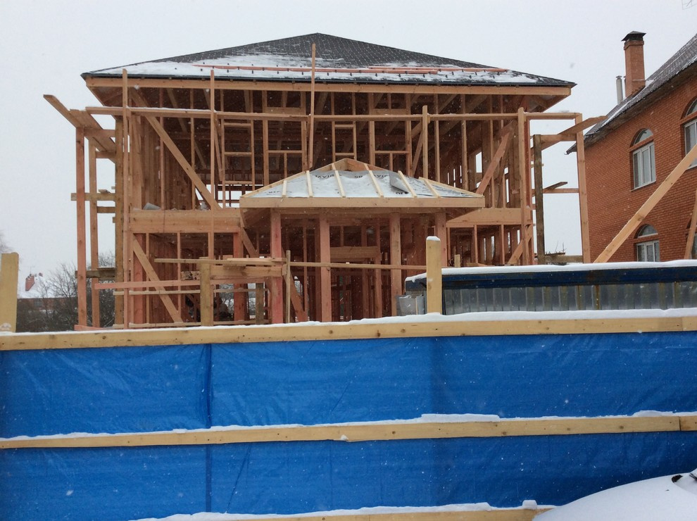 Дача с оранжевыми дверями