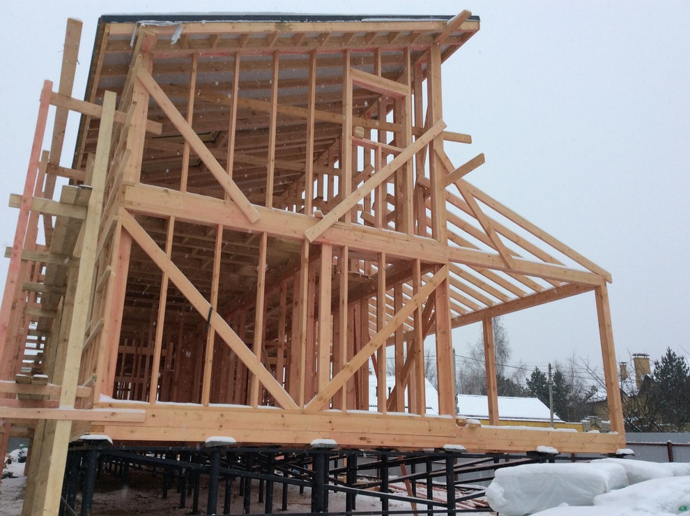 Дача с оранжевыми дверями