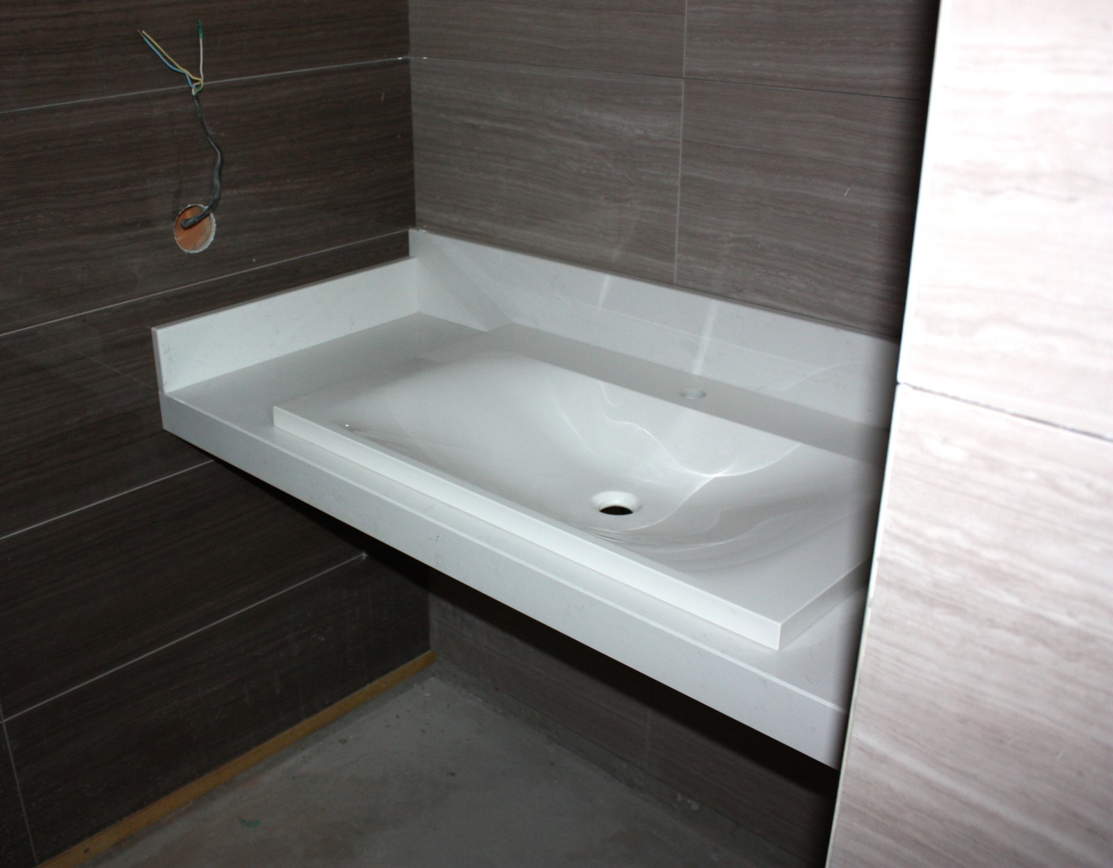 Подвесная столешница в ванную комнату из кварцевого агломерата Caesarstone