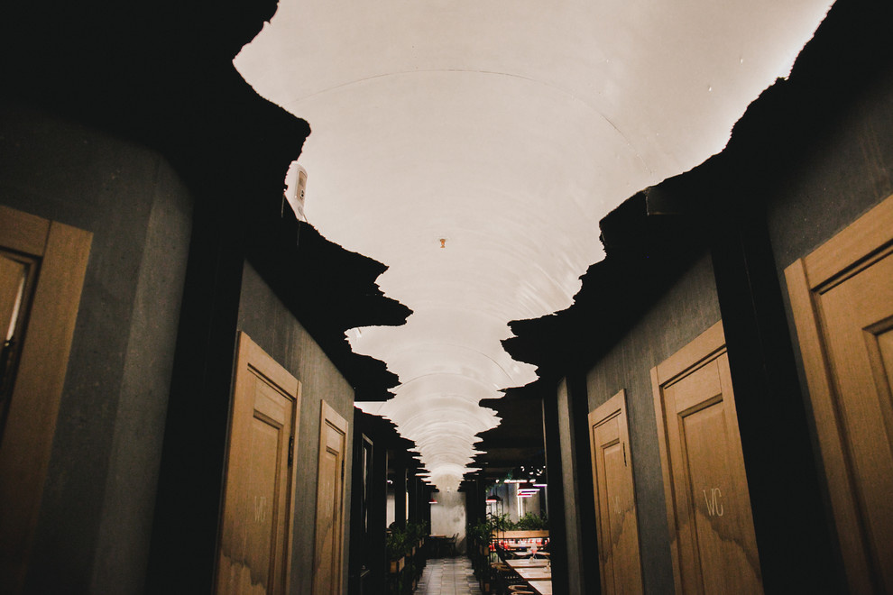 Металлическая аркада с "рваным" металлом под потолком