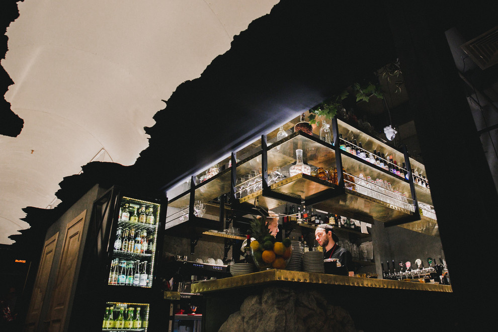 Металлическая аркада, стеллаж под холодильник, латунные полки