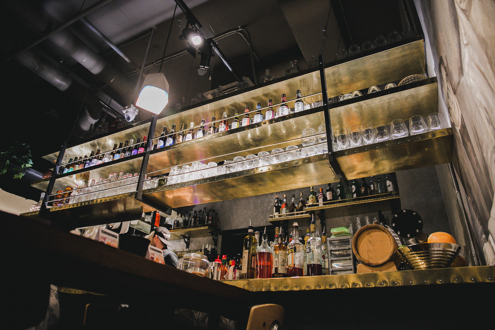 Латунные полки бара, пивная башня