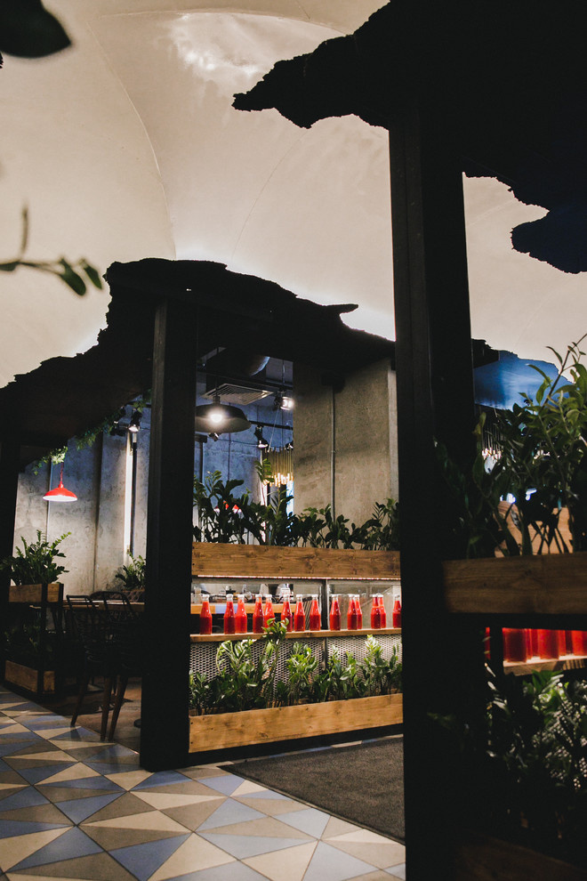 Металлическая аркада, перегородки с деревянными ящиками