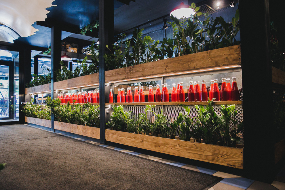 Металлическая аркада, перегородки с деревянными ящиками