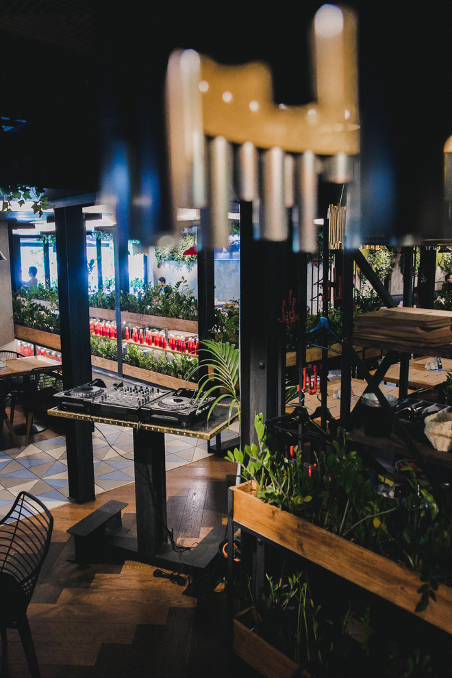 Перегородки с деревянными ящиками, стол для DJ из швеллера с латунной отделкой