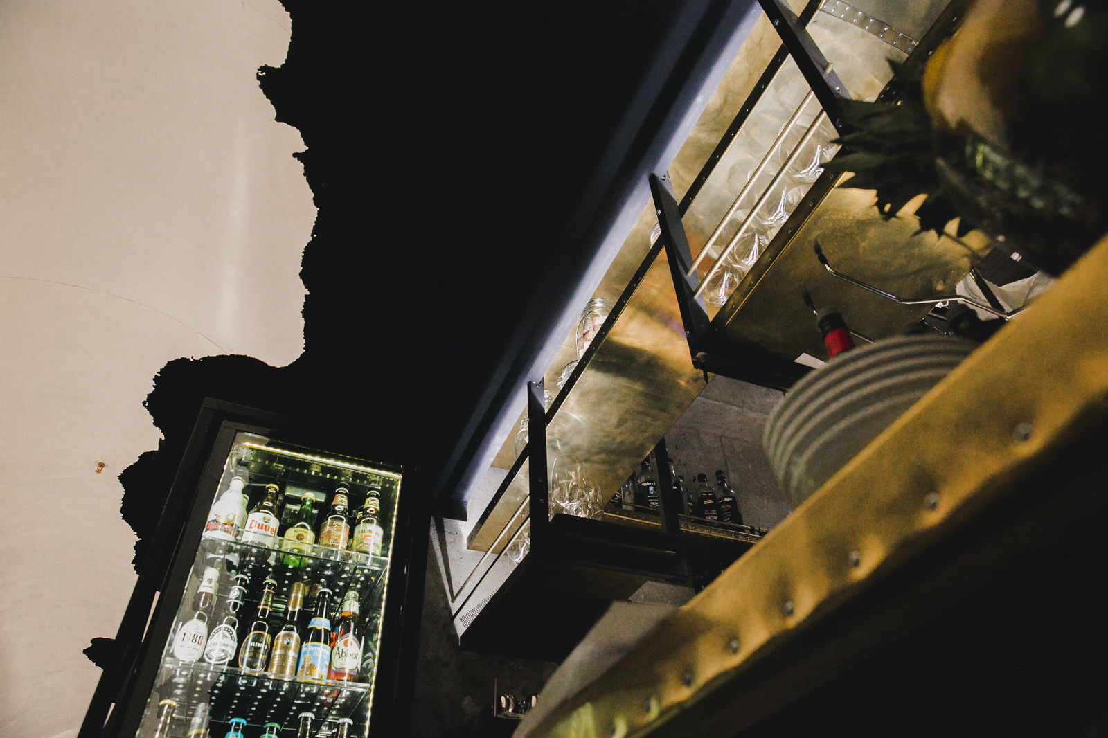 Металлическая аркада, стеллаж под холодильник, латунные полки