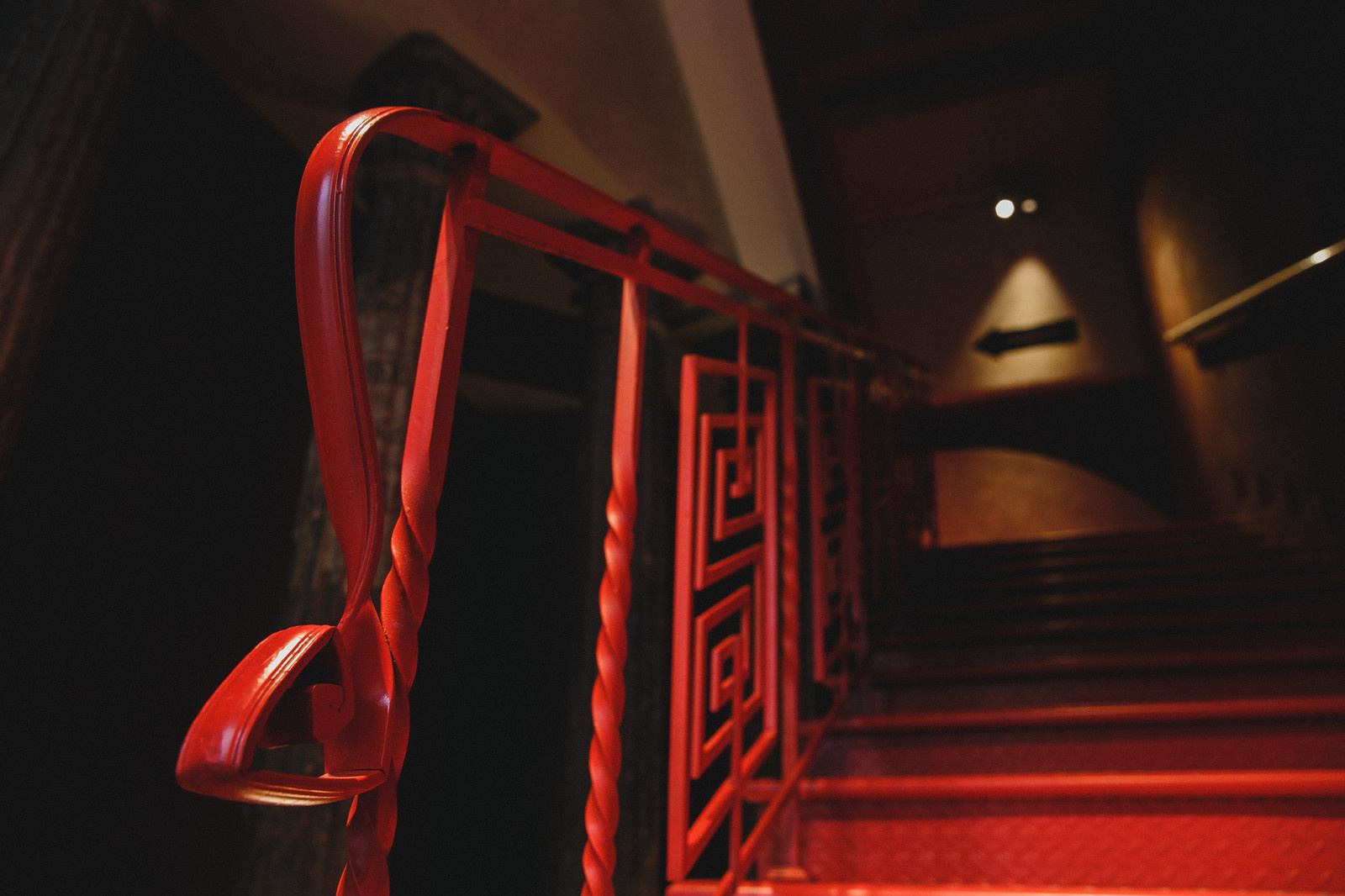 Лестница с металлическими ступенями и коваными перилами