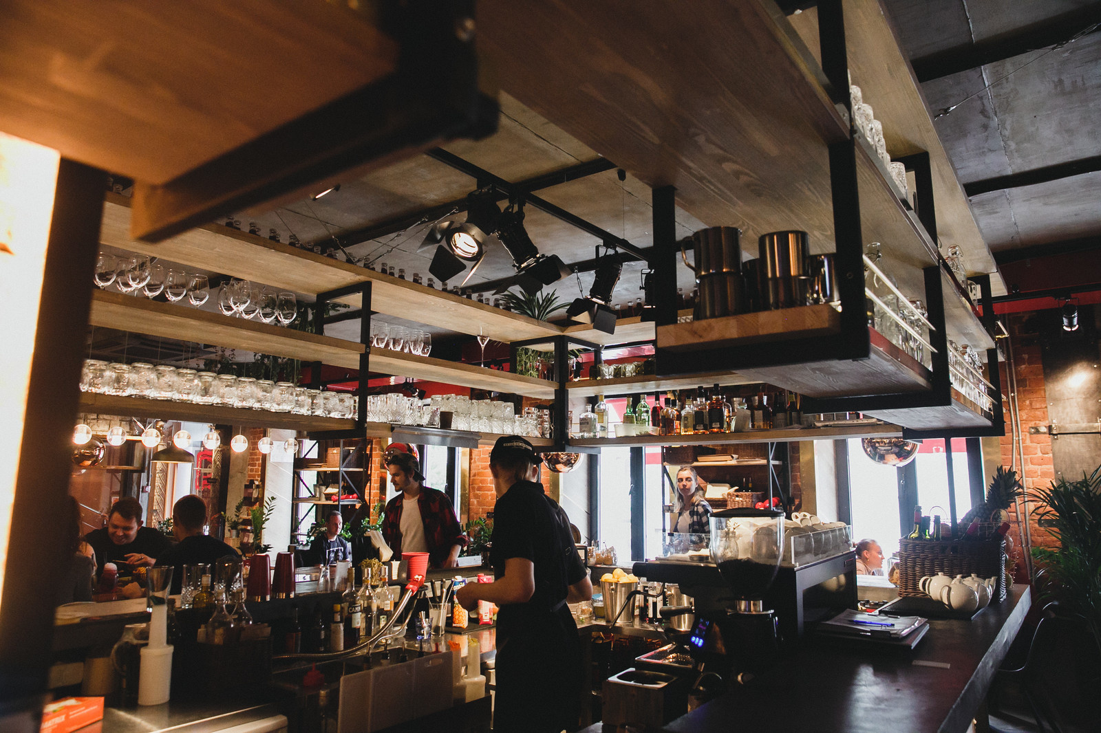 Подвесные полки бара