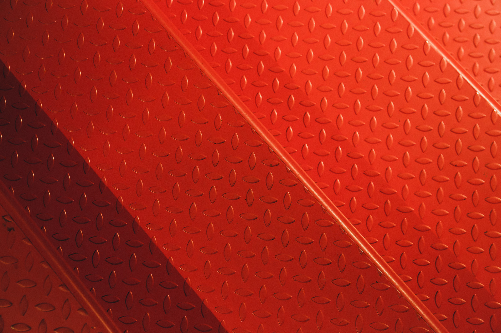 Лестница с металлическими ступенями и коваными перилами