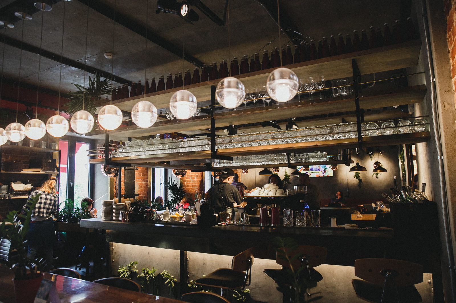 Подвесные полки бара