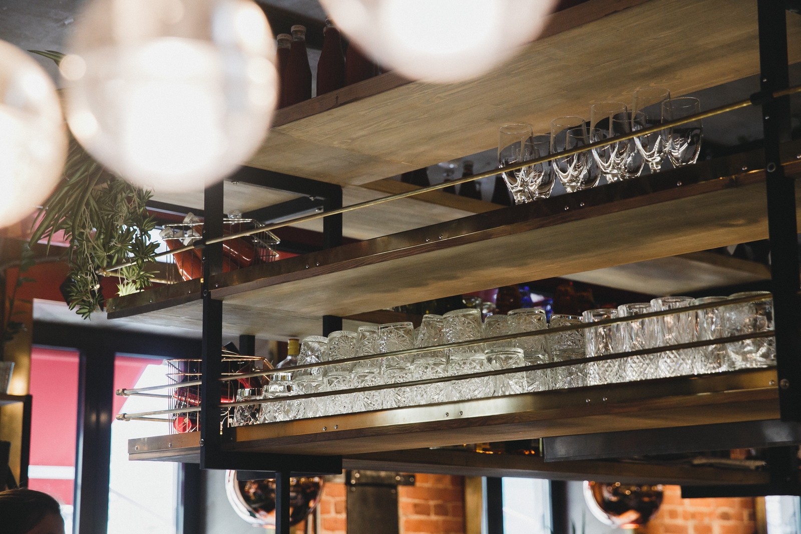 Подвесные полки бара