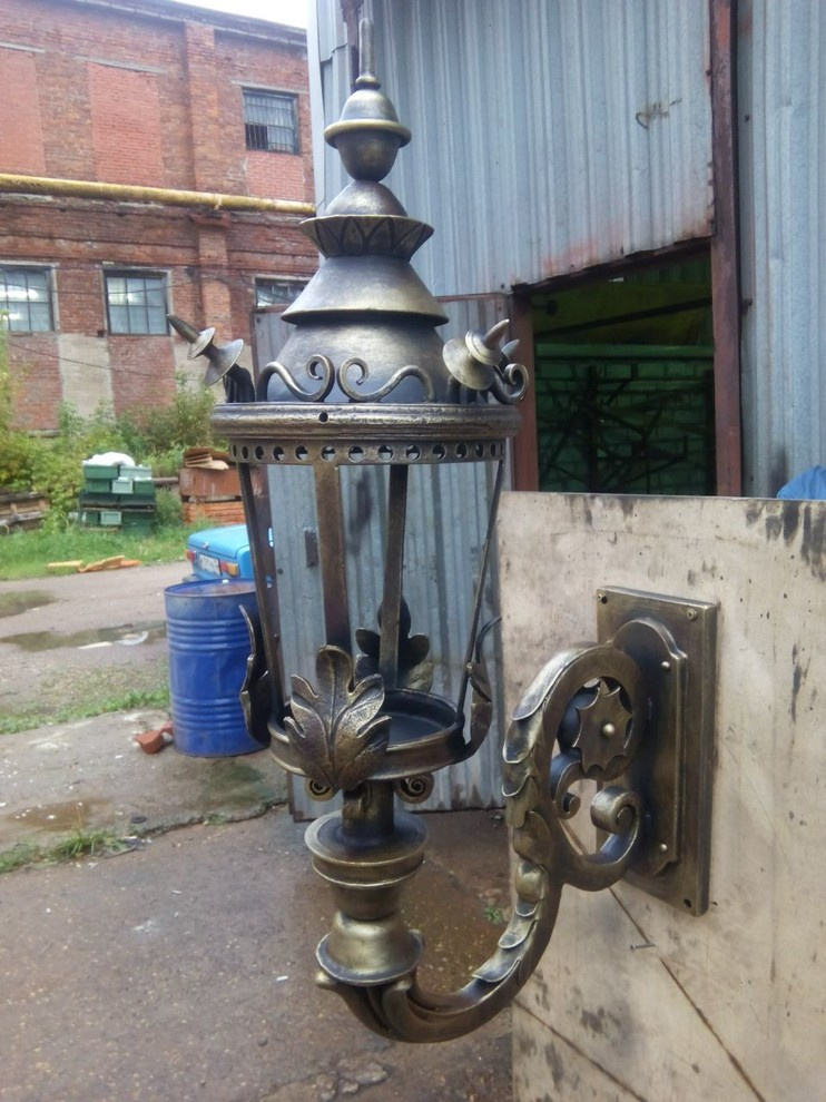 Кованые настенные фонари с витражным стеклом