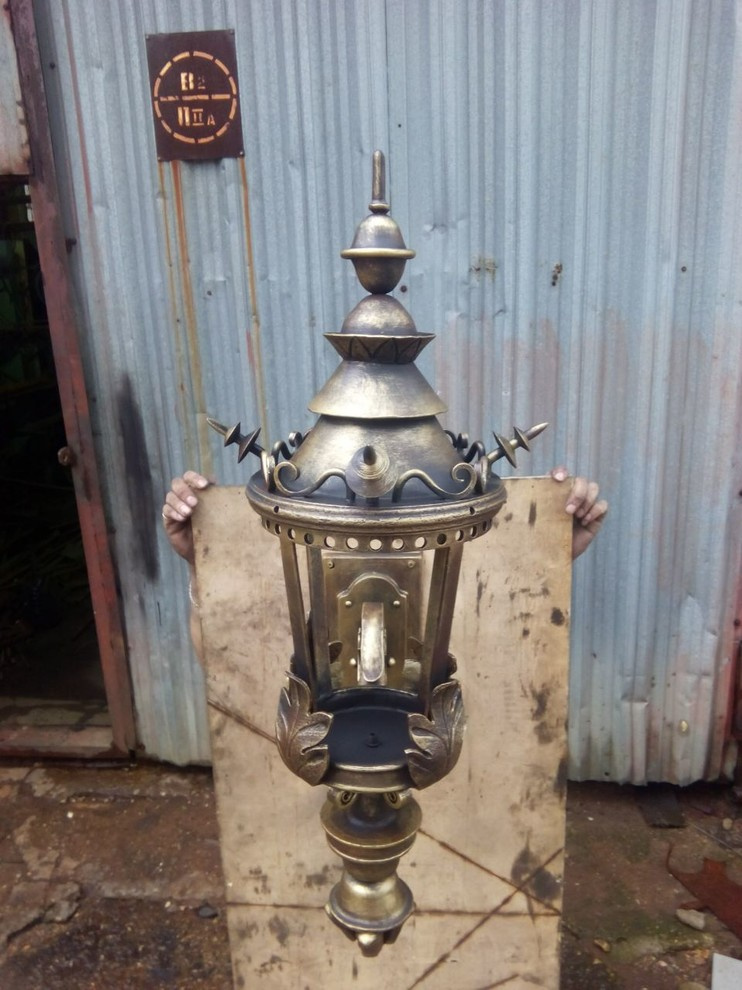 Кованые настенные фонари с витражным стеклом