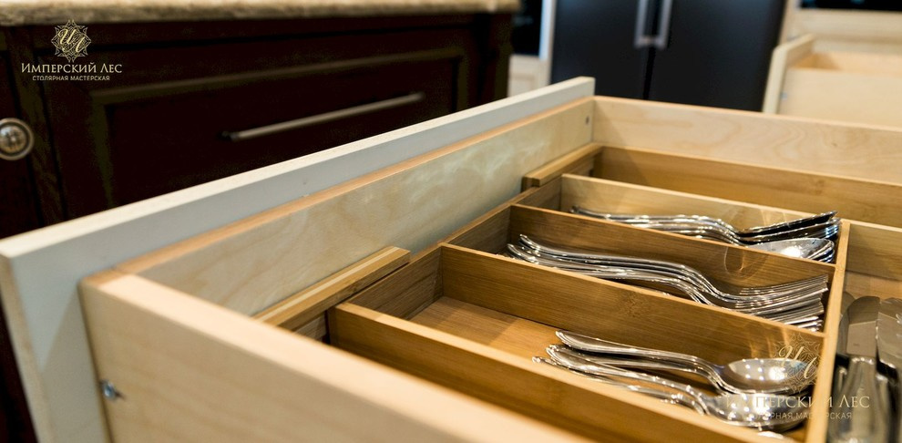 Кухня из натурального дерева в частном доме