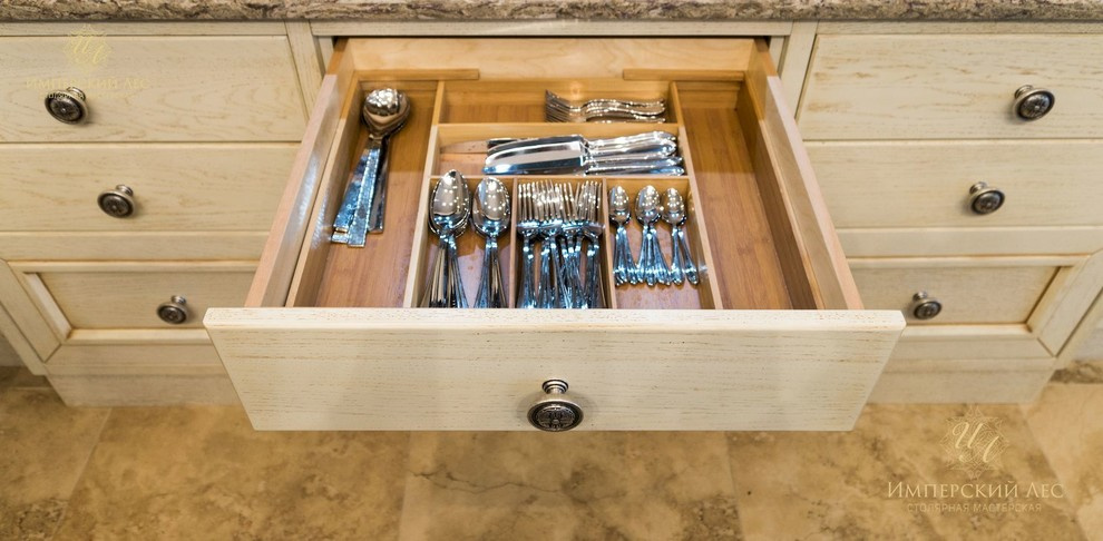 Кухня из натурального дерева в частном доме