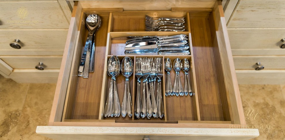 Кухня из натурального дерева в частном доме