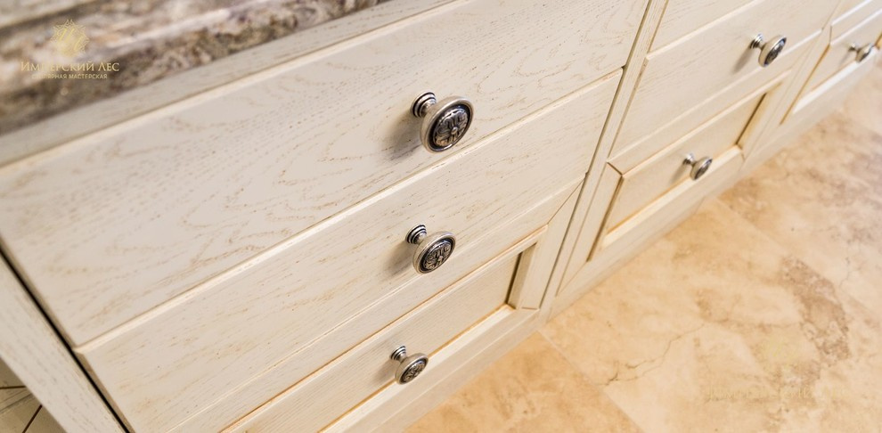 Кухня из натурального дерева в частном доме