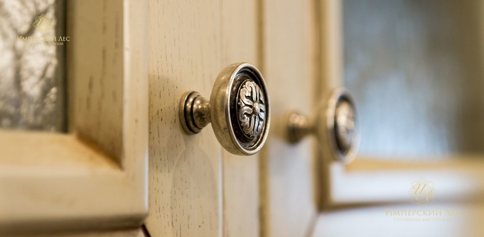 Кухня из натурального дерева в частном доме