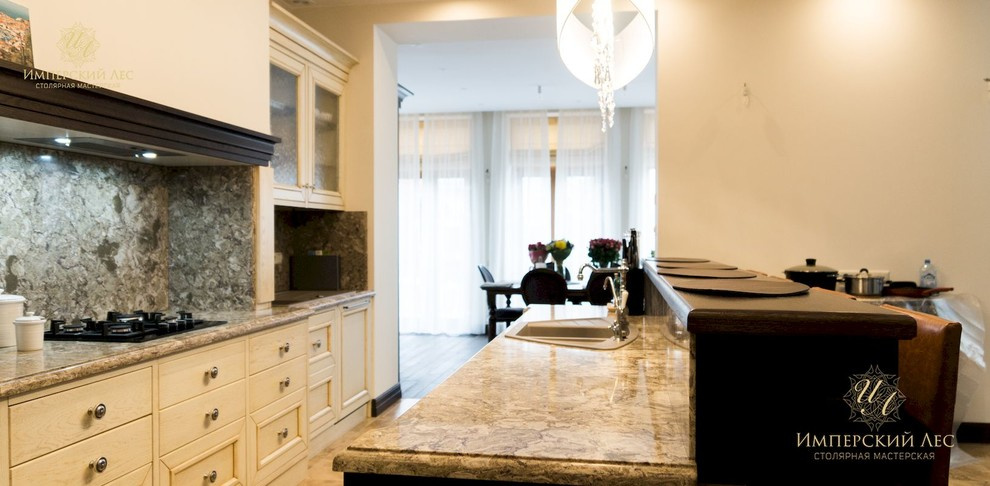 Кухня из натурального дерева в частном доме