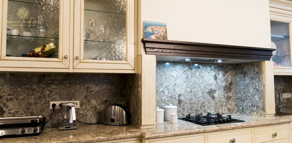 Кухня из натурального дерева в частном доме