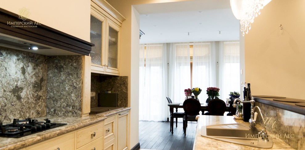 Кухня из натурального дерева в частном доме