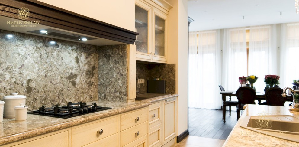 Кухня из натурального дерева в частном доме