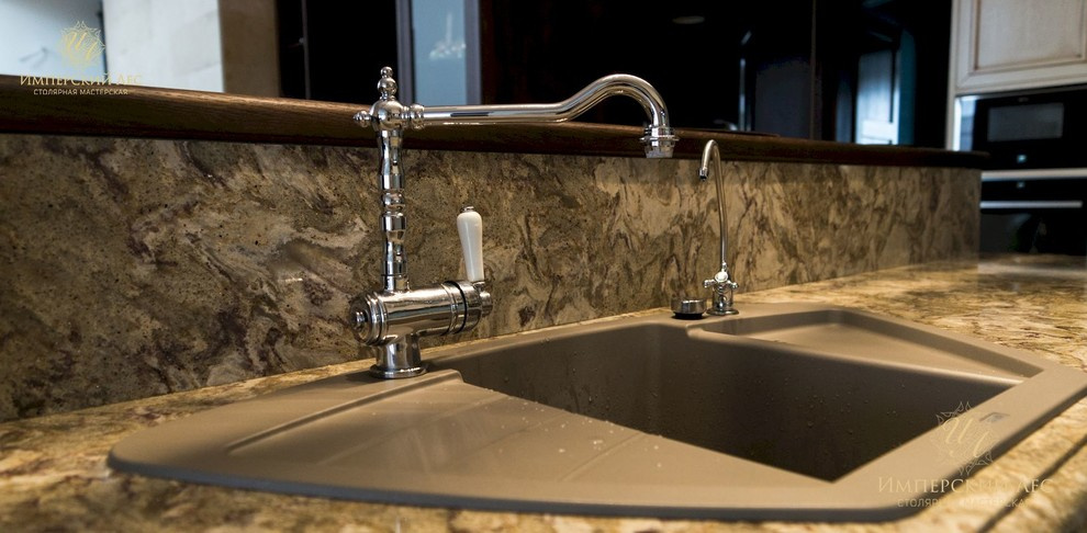 Кухня из натурального дерева в частном доме