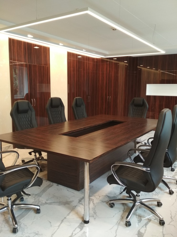 Стол в переговорной