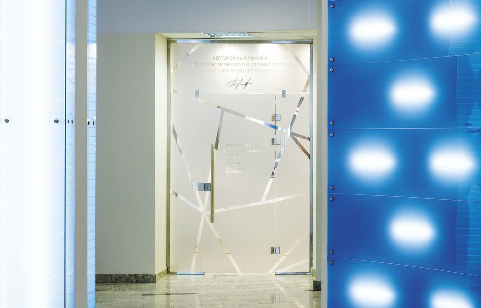 Цельностеклянные двери и перегородки