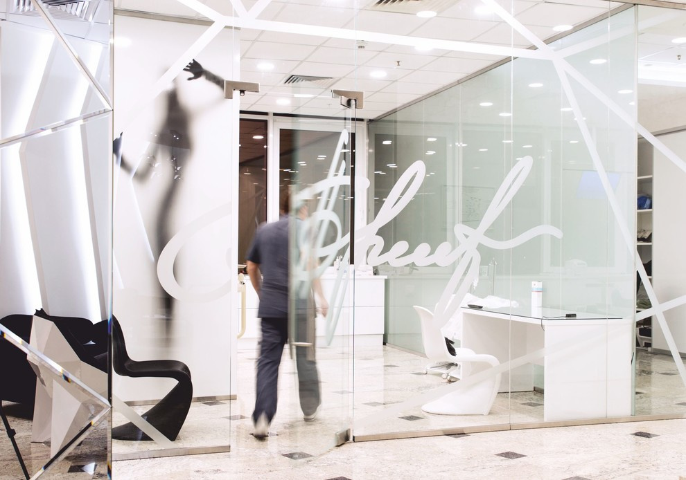 Цельностеклянные двери и перегородки