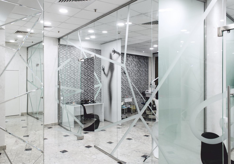 Цельностеклянные двери и перегородки