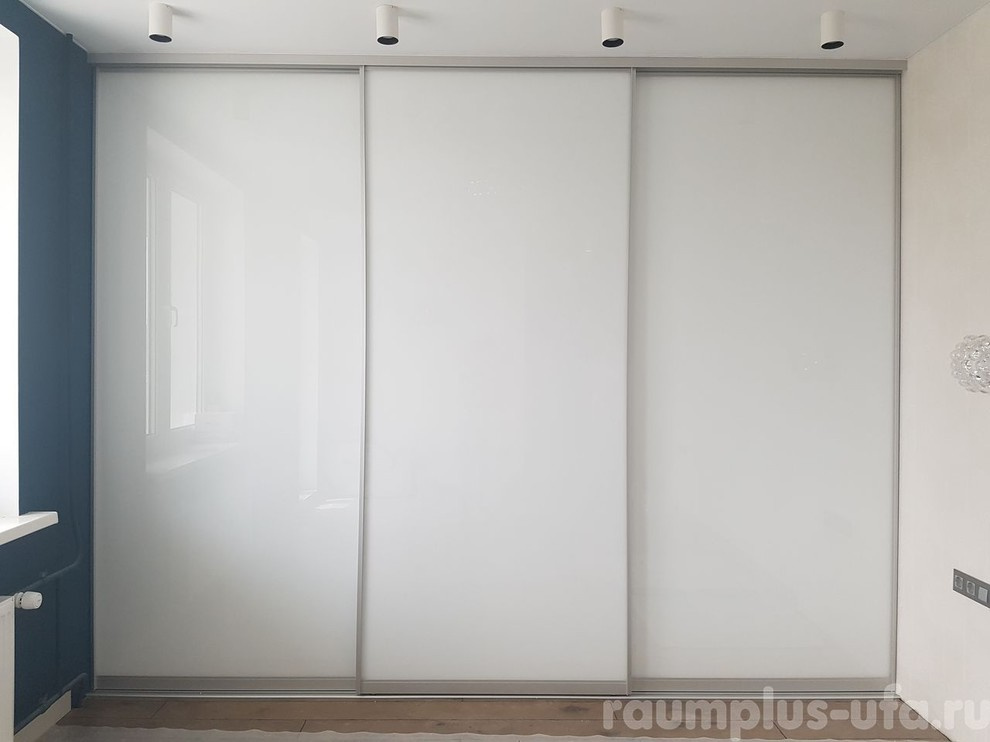 Шкаф купе с белым стеклом