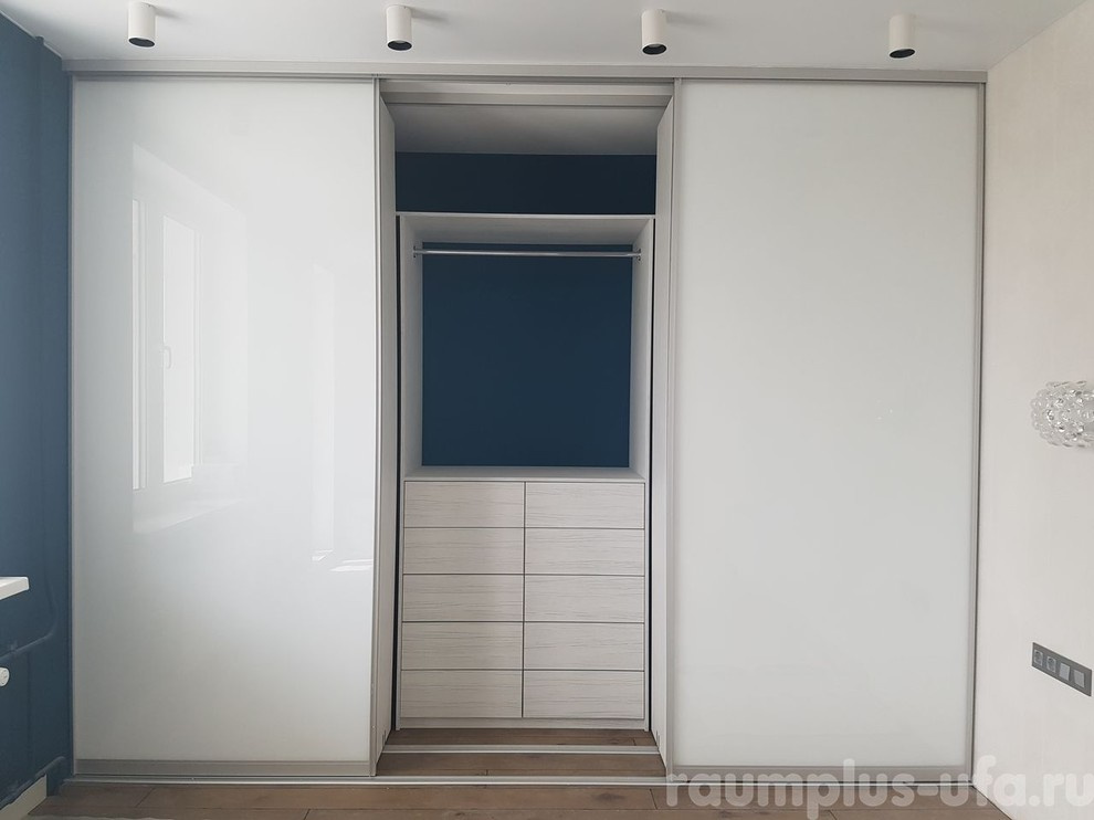 Шкаф купе с белым стеклом