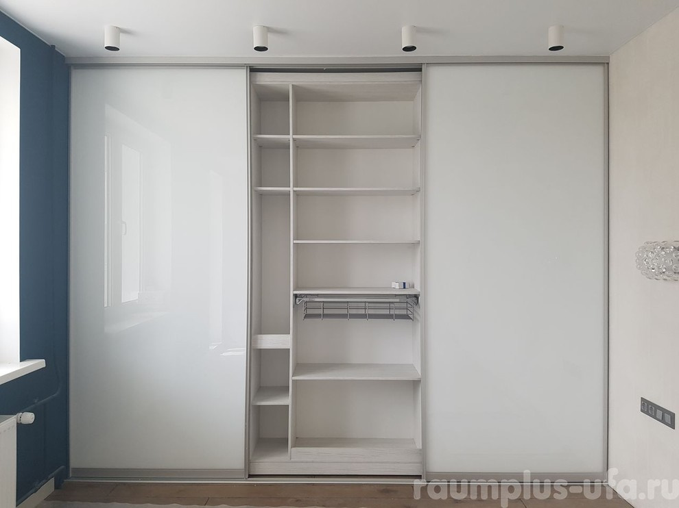 Шкаф купе с белым стеклом