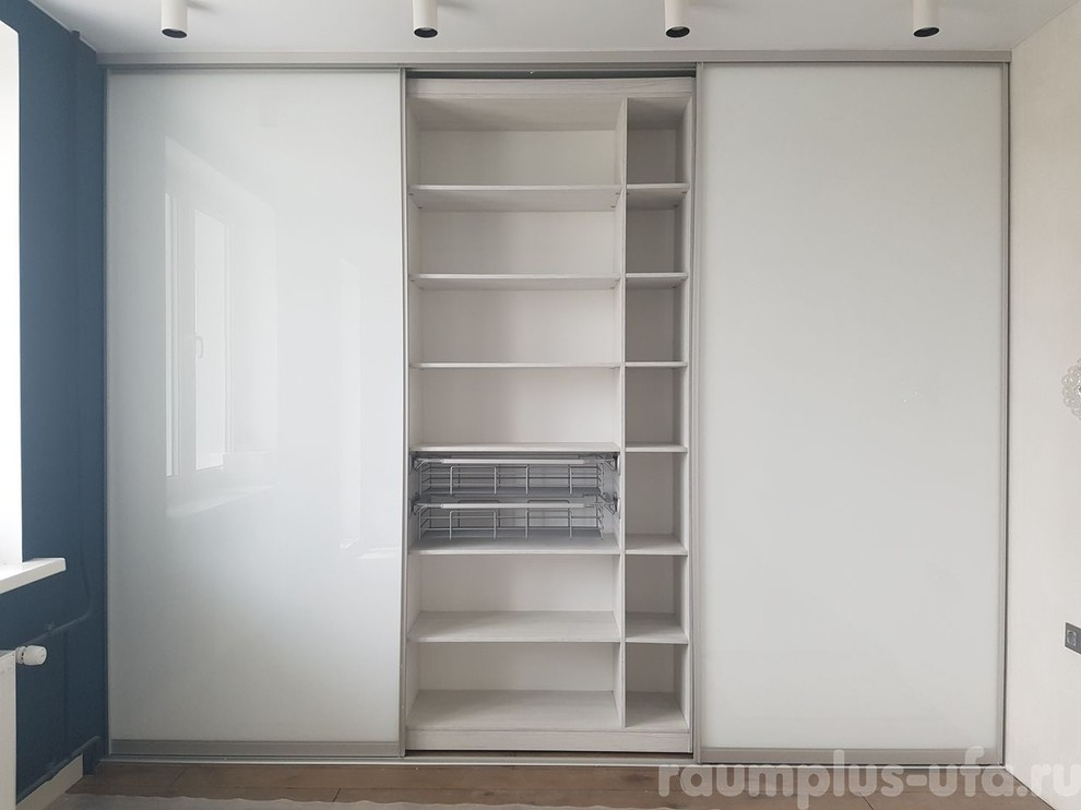 Шкаф купе с белым стеклом