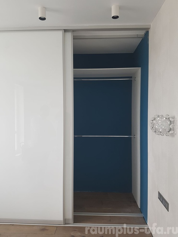 Шкаф купе с белым стеклом